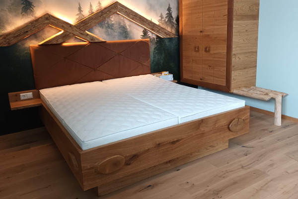 Doppelbett aus Holz mit gepolstertem Leder-Betthaupt und indirekter LED-Beleuchtung