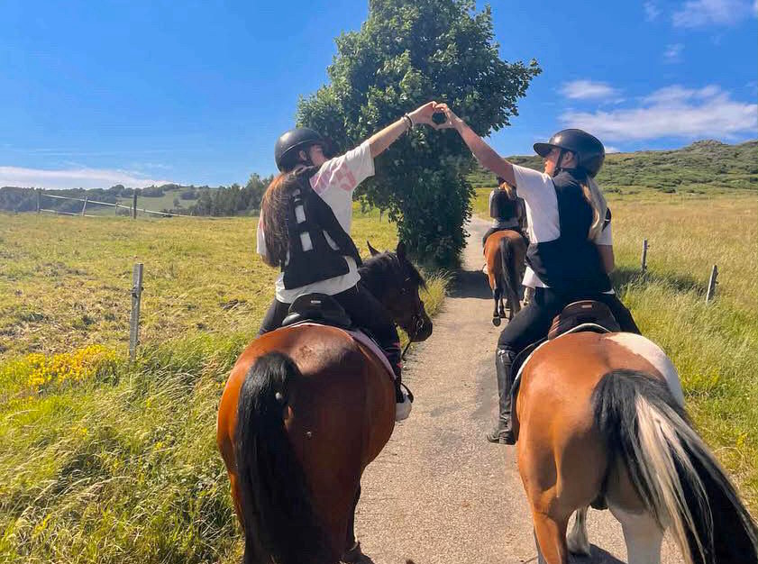 Adolescentes en stage d'équitation en Ardèche