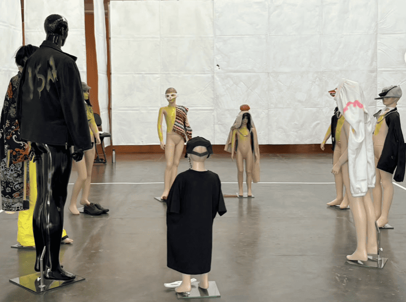 A artista utiliza manequins em tamanho real, vestindo-os com suas próprias roupas usadas.