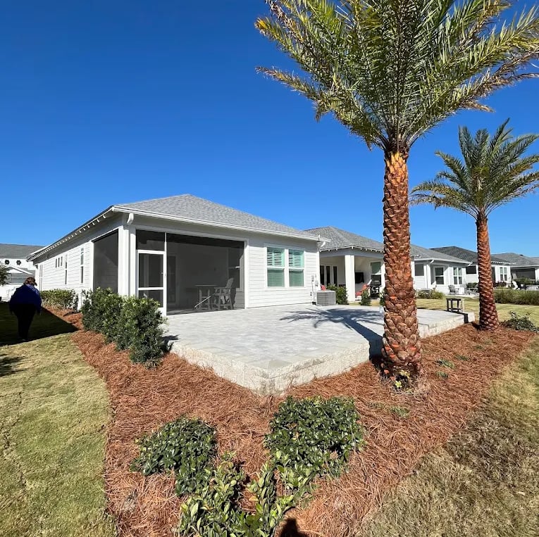 house with red mulch 