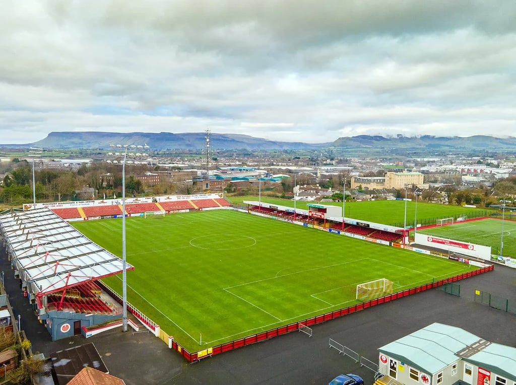 Showgrounds Stadiums in Sligo mit rot-weißen Tribünen, grünem Spielfeld und Heimstadion der Sligo Rovers