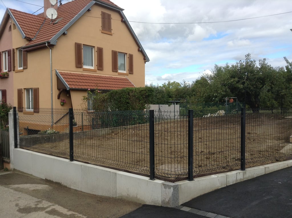réalisation d'une clôture avec des murs de soutènement à kingersheim