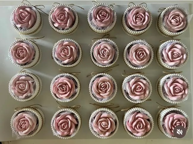 bomboniere in polvere di marmo: vaso di rose