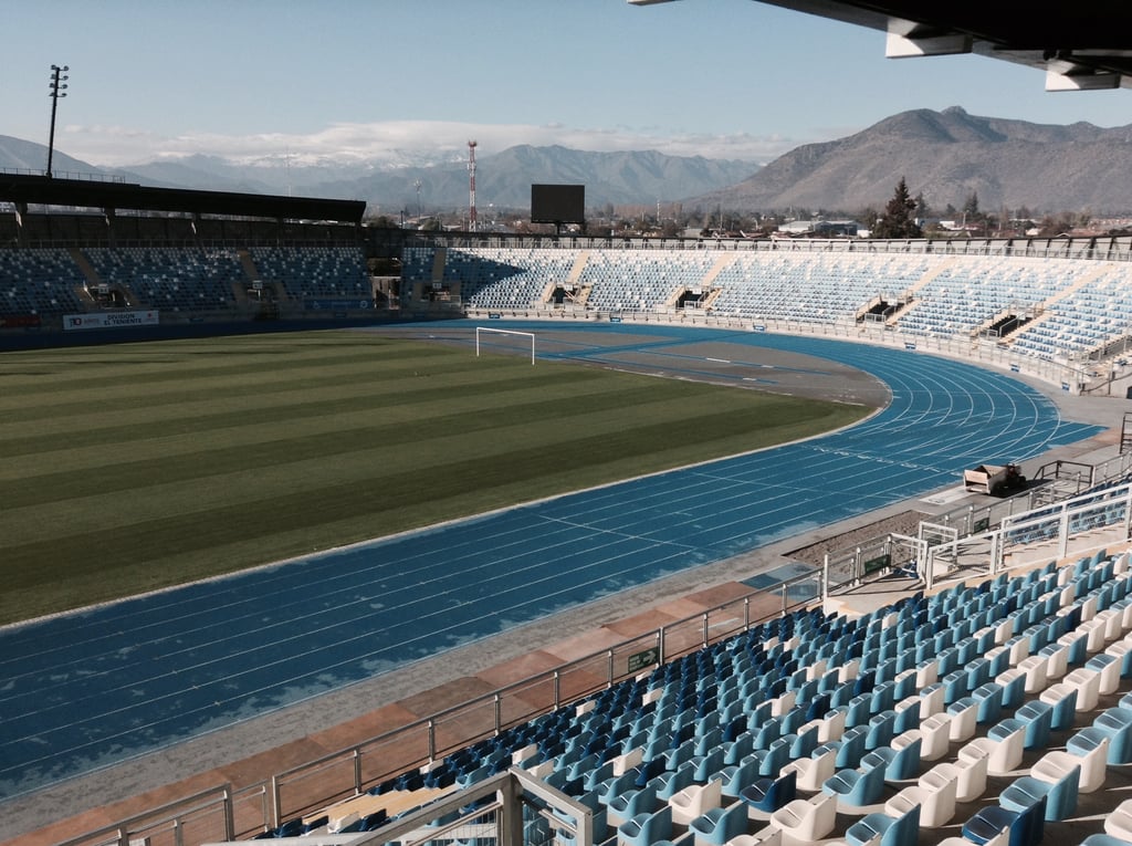Estadio El Teniente em Rancagua, Chile, vista externa com arquibancadas e estrutura moderna vermelha e branca.