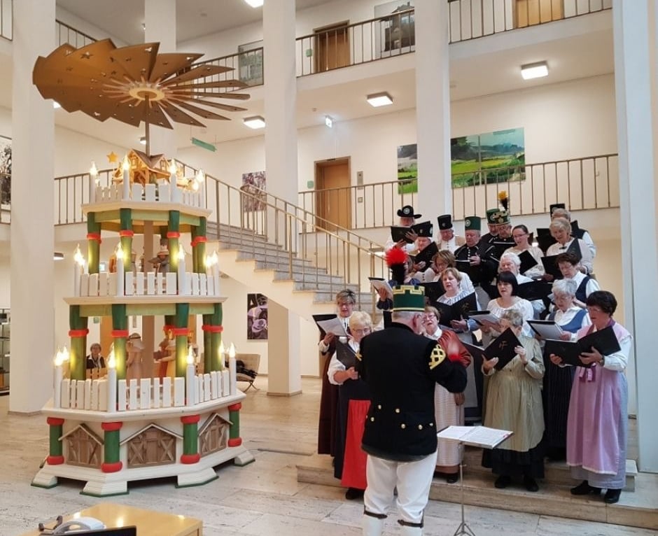 festliche Einweihung der großen Stufenpyramide im Sächsischen Landtag