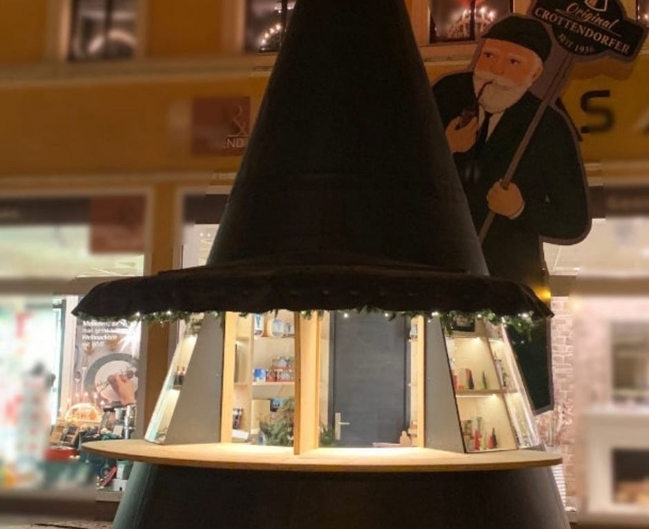 Das Crottendorfer Räucherkerzchen als Verkaufshütte auf dem Schwarzenberger Weihnachtsmarkt