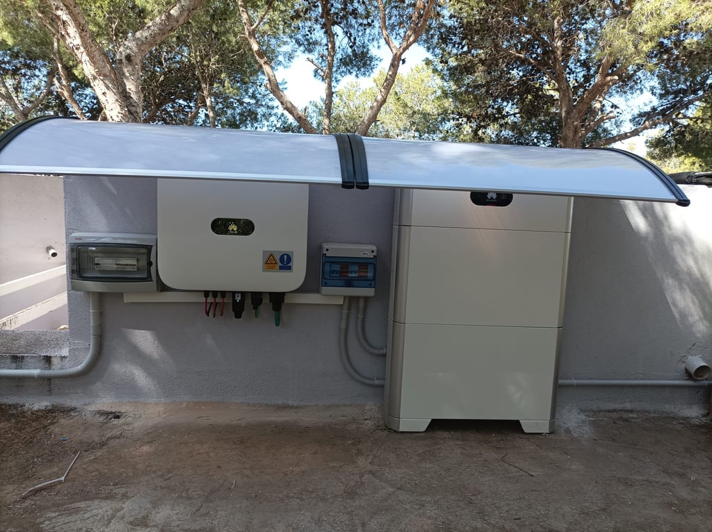 sistema soalr con 10kWh de baterías bajo tejado  parasol