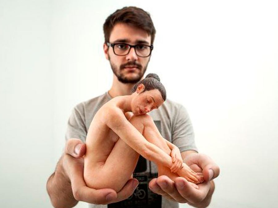 Público admirando as esculturas durante o horário de visitação gratuito na CAIXA Cultural SP.