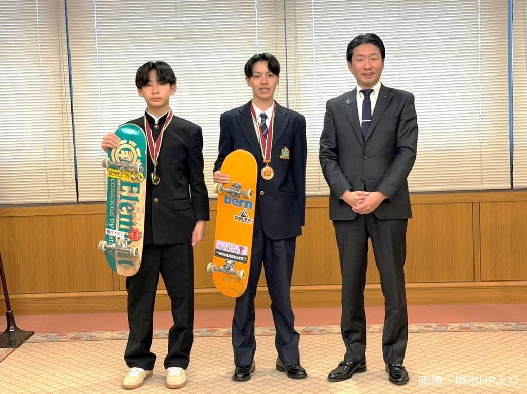 堺市役所で宮本選手、清水選手、永藤市長が記念撮影｜堺市のニュースならサカイタイムズ