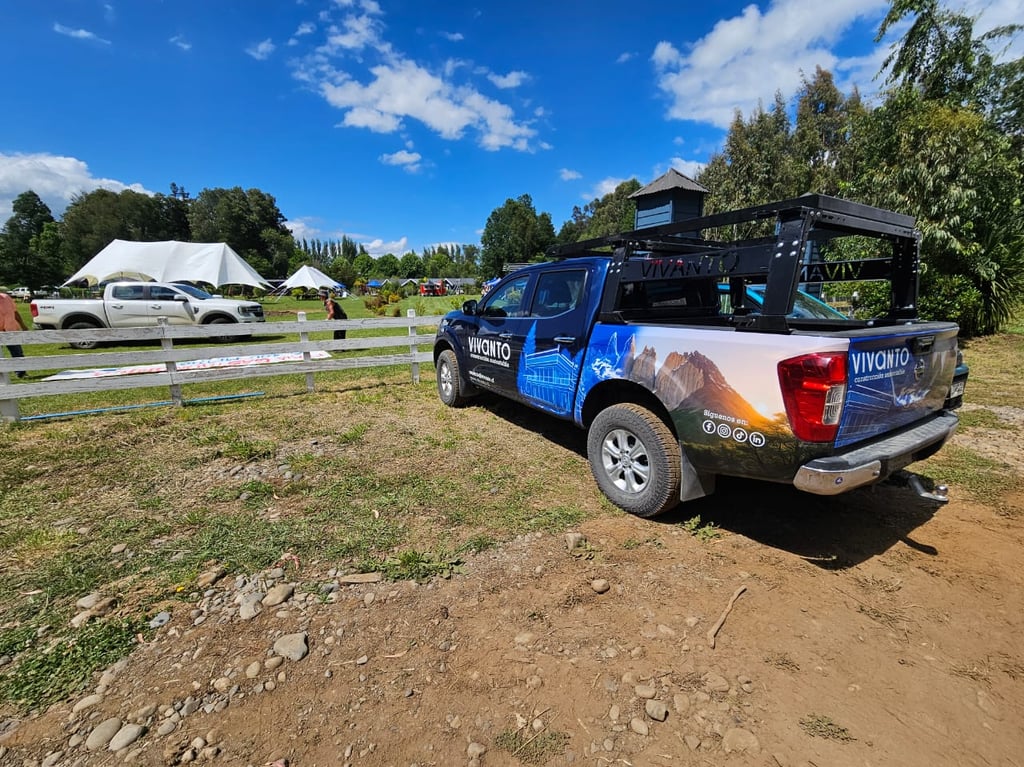 Camioneta Vivanto rotulada en Ecofest, Cunco (Araucanía), construcción panel sip