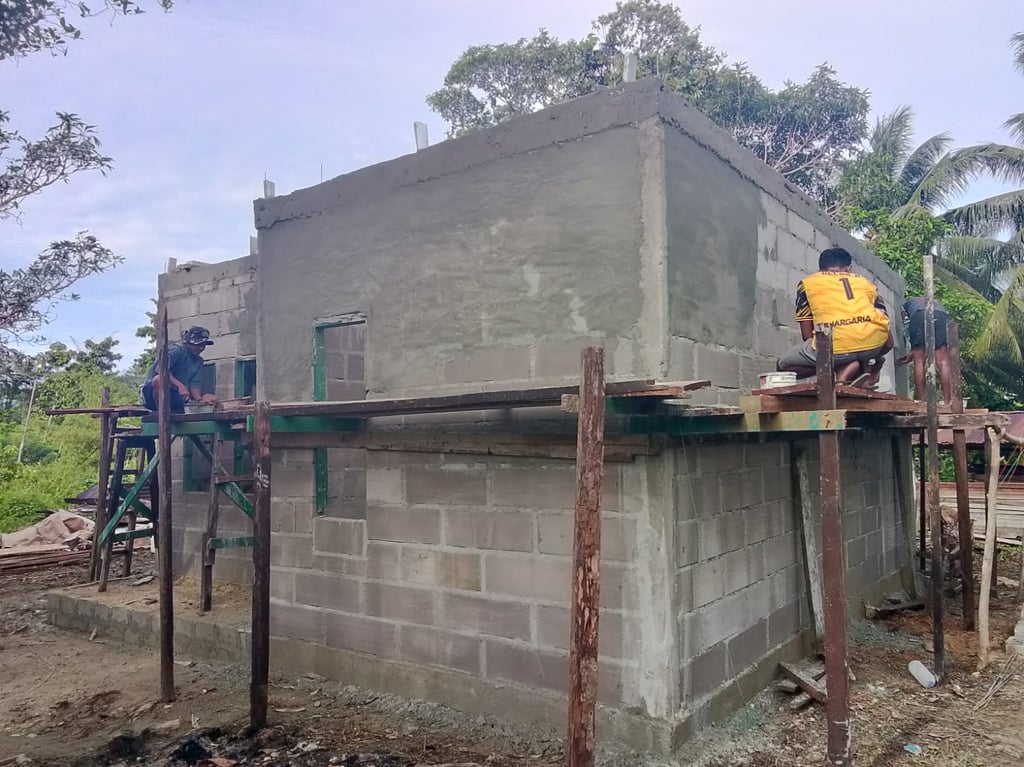 Pembangunan RTLH Masuki Tahap Plester Dinding dan Kerangka Atap