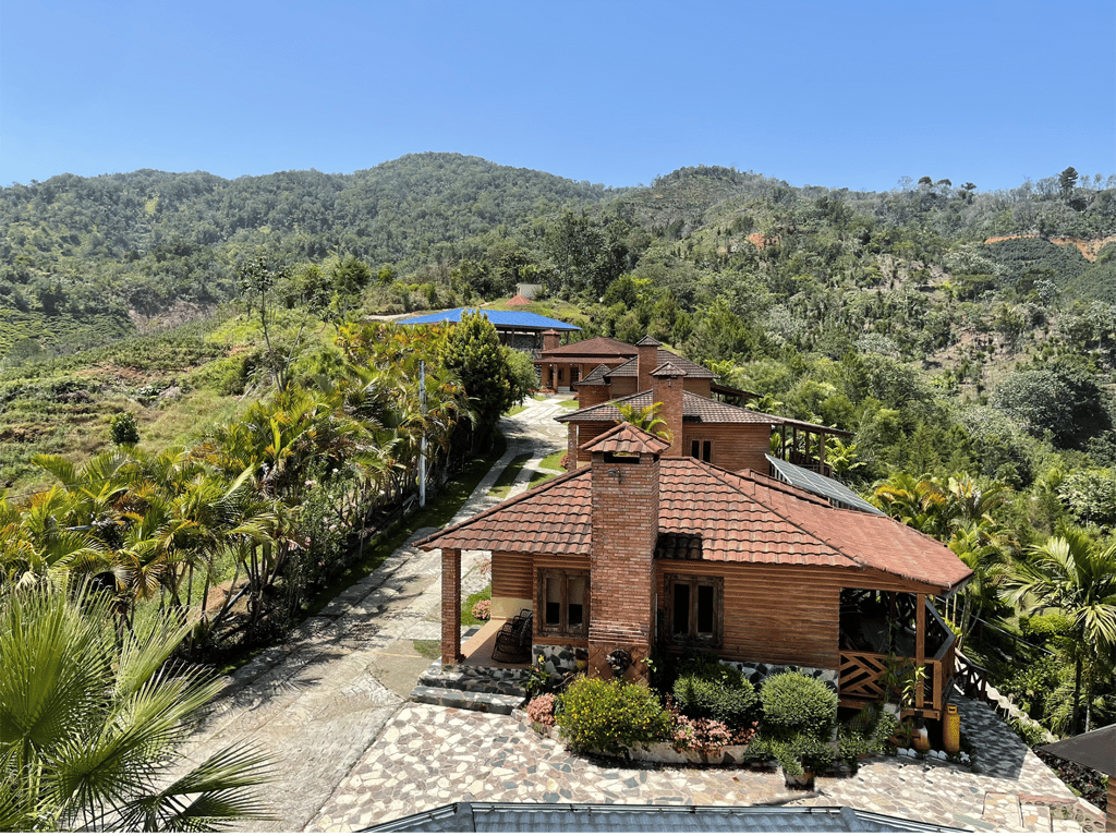 Imagen que muestra las 4 villas Neblinas superiores, y la hermosa vista que muestra a las montañas