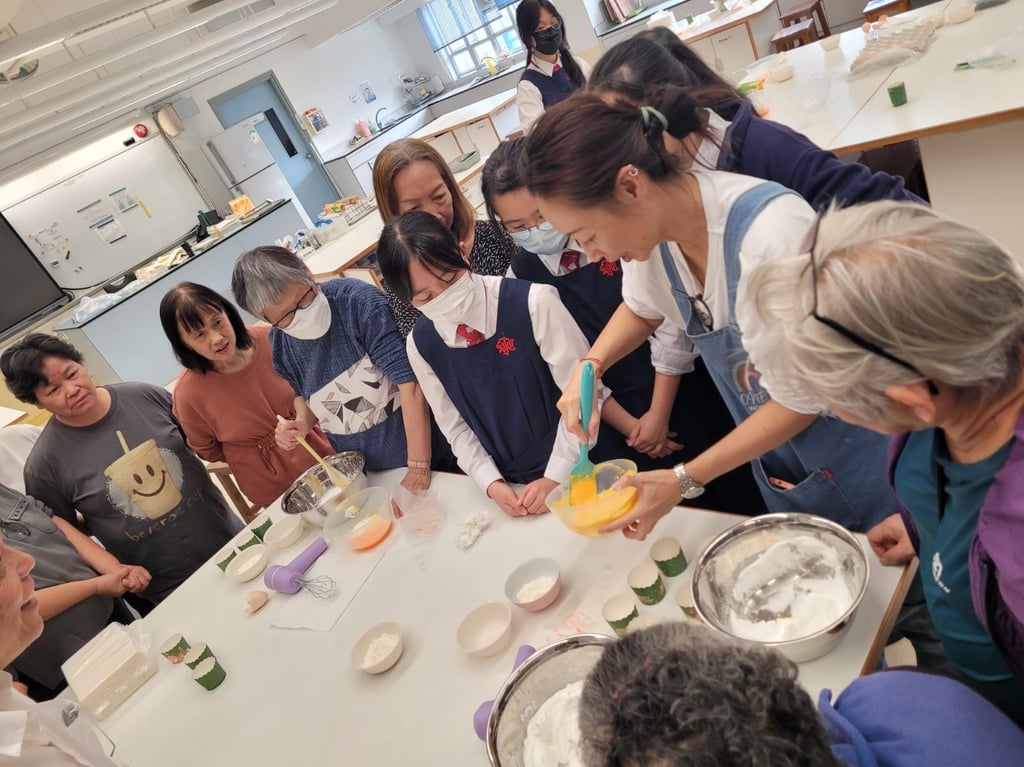 「One Do Workshop 聖誕節杯子蛋糕到校工作坊：專業導師指導社福機構長者與學生共同創作，享受節日烘焙樂趣。」