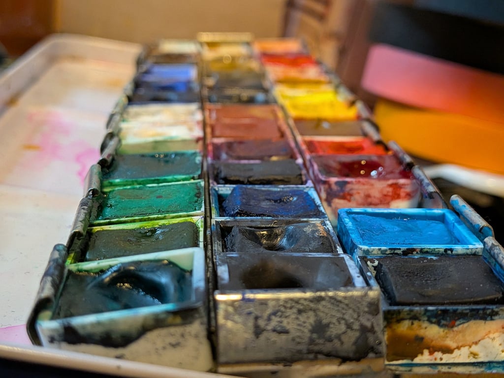 Macro foto van een aquarel pallet met napjes verf