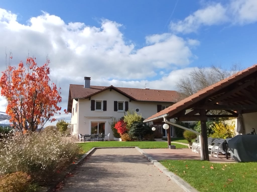 Pelouse et terrain de pétanque