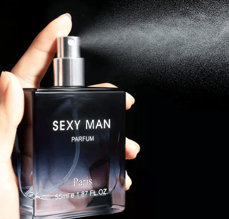 doigt pulvérise un parfum