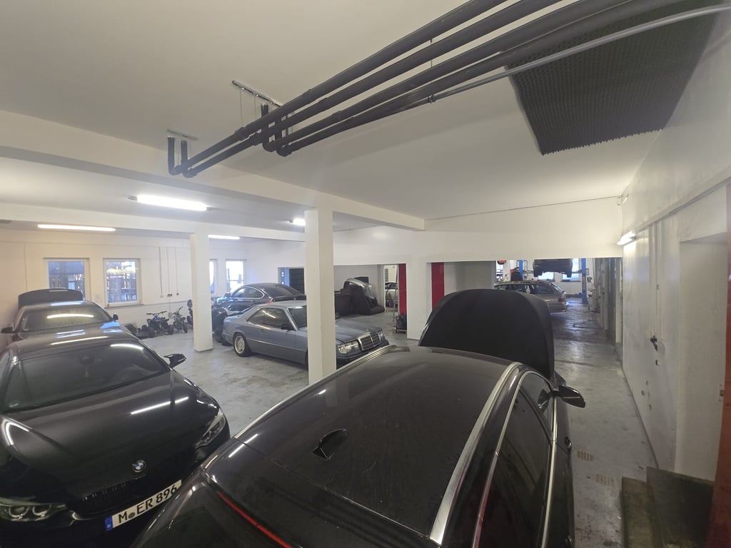 „Fahrzeuge in der Werkstatt – Wartung und Reparatur bei ASC Auto Service Zentrum in Gauting,