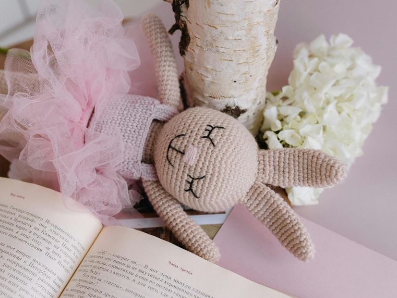 Amigurumi de coneja de crochet con tutu rosa y fondo color rosa