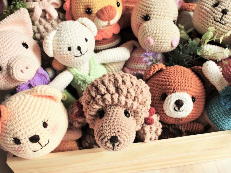Colección de animales amigurumi tejidos a crochet hechos a mano, que incluye perro, osos, cerditos
