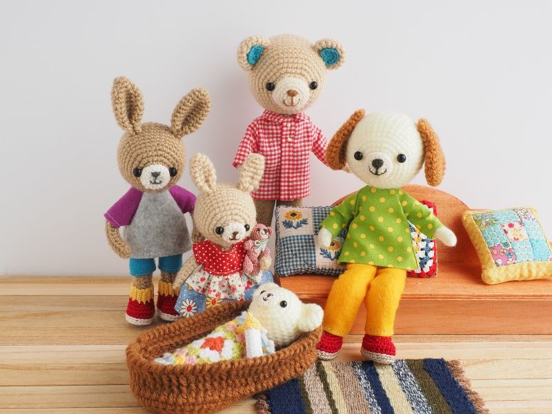 Familia de animales amigurumi tejidos a crochet hechos a mano, incluye un oso, conejo y perro