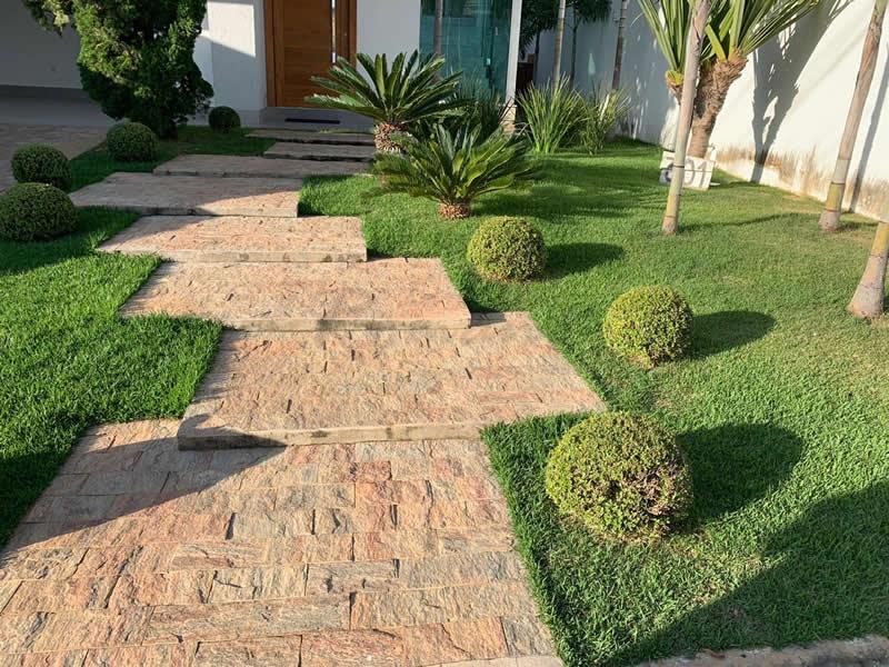 Pedra madeira rosa, branca, amarela serrada 11,5x23 e almofadada assentada na parede piso