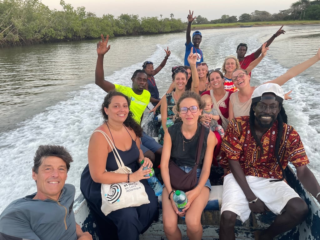 Tous les participants au voyage solidaire de 2025 sur la pirogue, très heureux