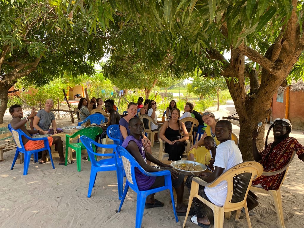 Photo représentant toutes les personne du voyage solidaire mangeant avec les locaux