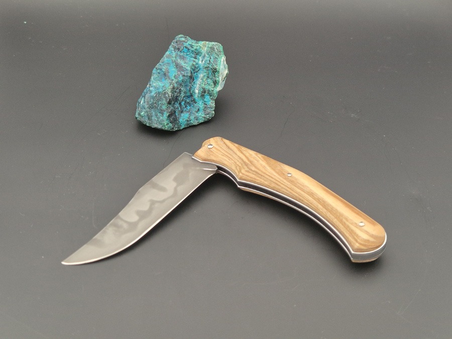 Couteau à cran forcé semi ouvert