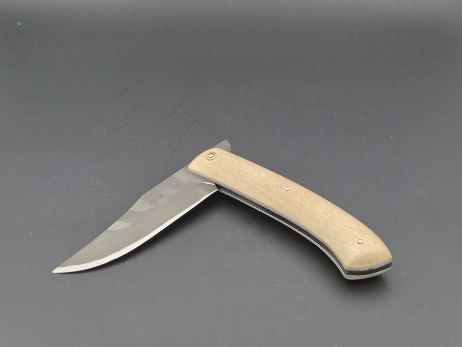 Couteau artisanal piémontais avec manche en érable