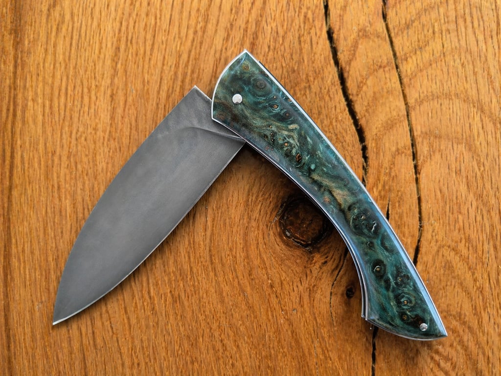 Couteau pliant artisanal à cran forcé avec manche vert stabilisé