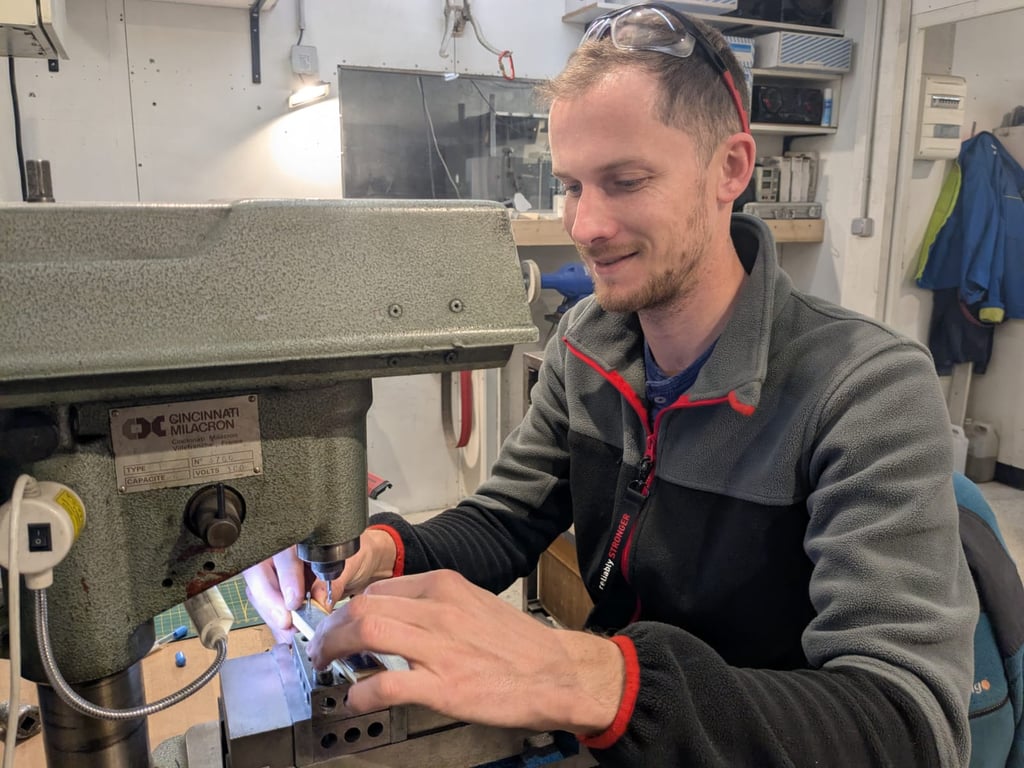 Neelson Astic dans son atelier de coutellerie artisanale