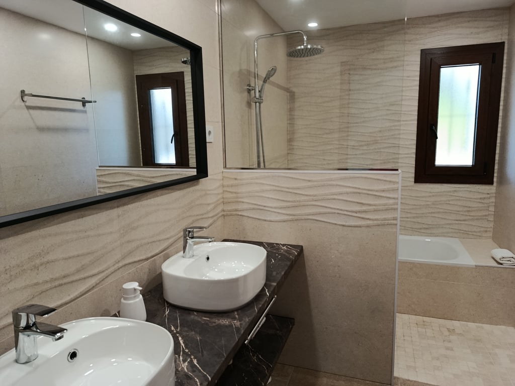 Baño en casa con piscina