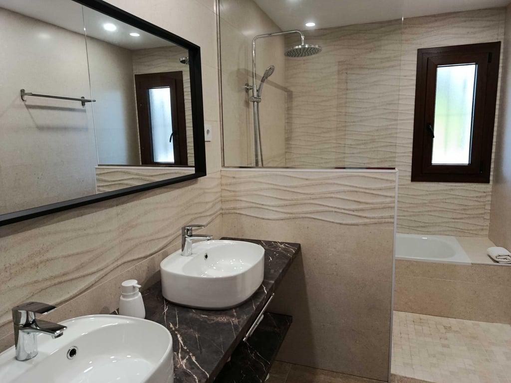 Baño en casa con piscina
