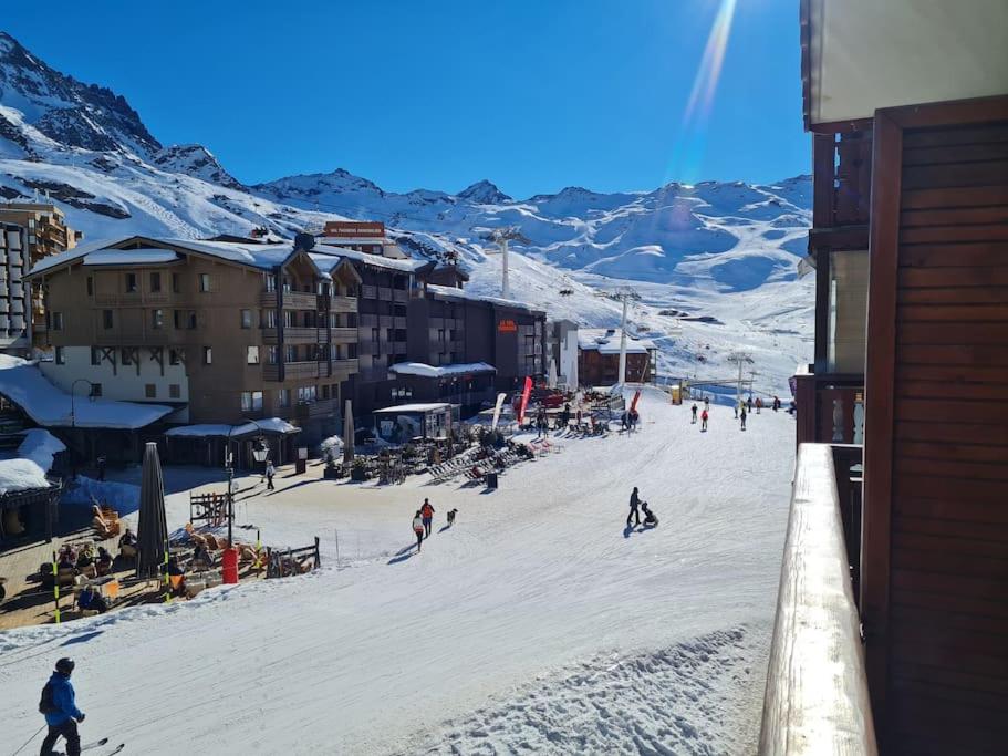 Ski-in ski-out access from the residence on the snowy front de neige in Val Thorens