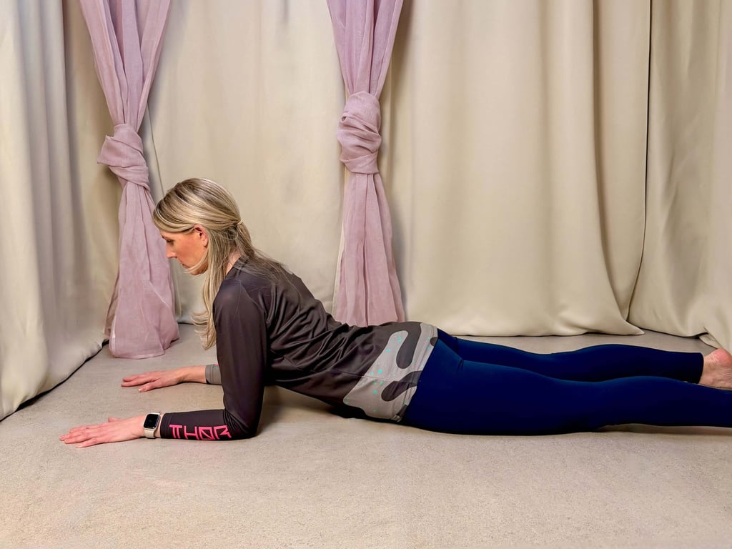 Yogalehrerin Anja in der Sphinx Haltung zur sanften Rückbeuge und Öffnung des Brustkorbs