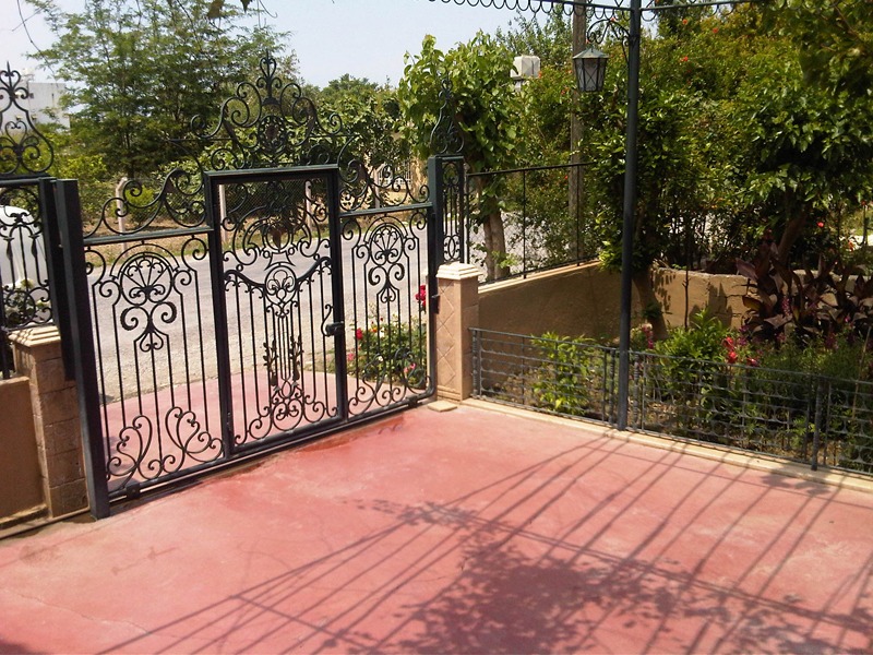 Portail de garage en fer forgé noir et or