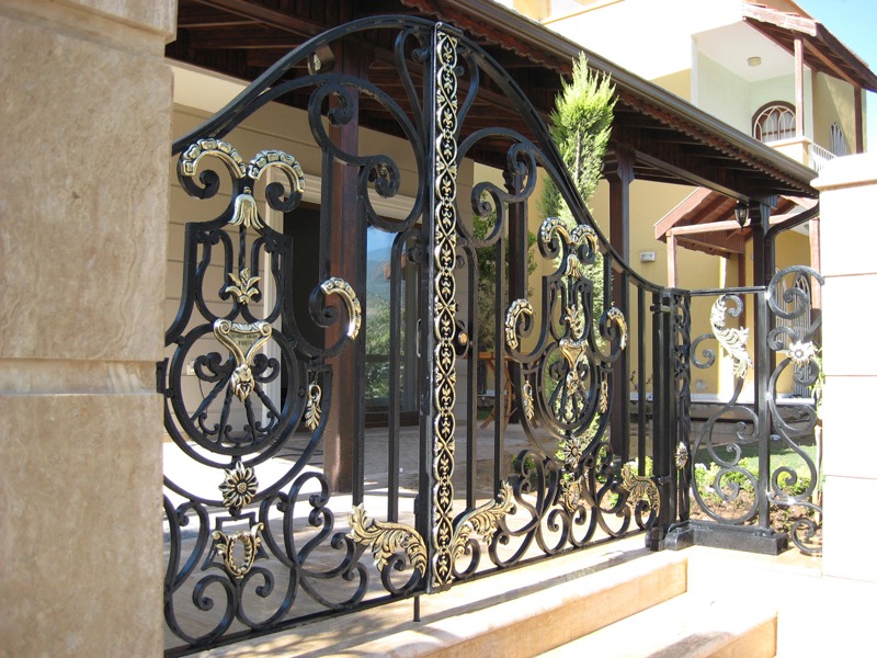 Portillon de maison noir et or