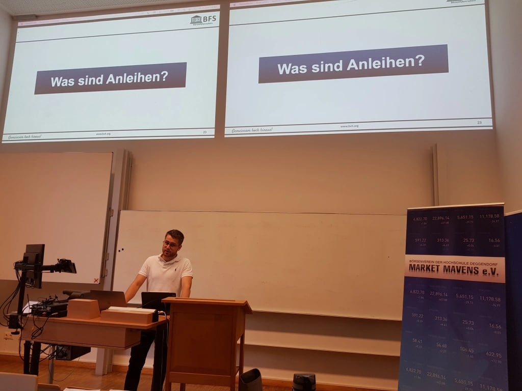 Unser dritter Vorstand Elias Wagner beim Vortrag „Aktien, Renten und Fonds“