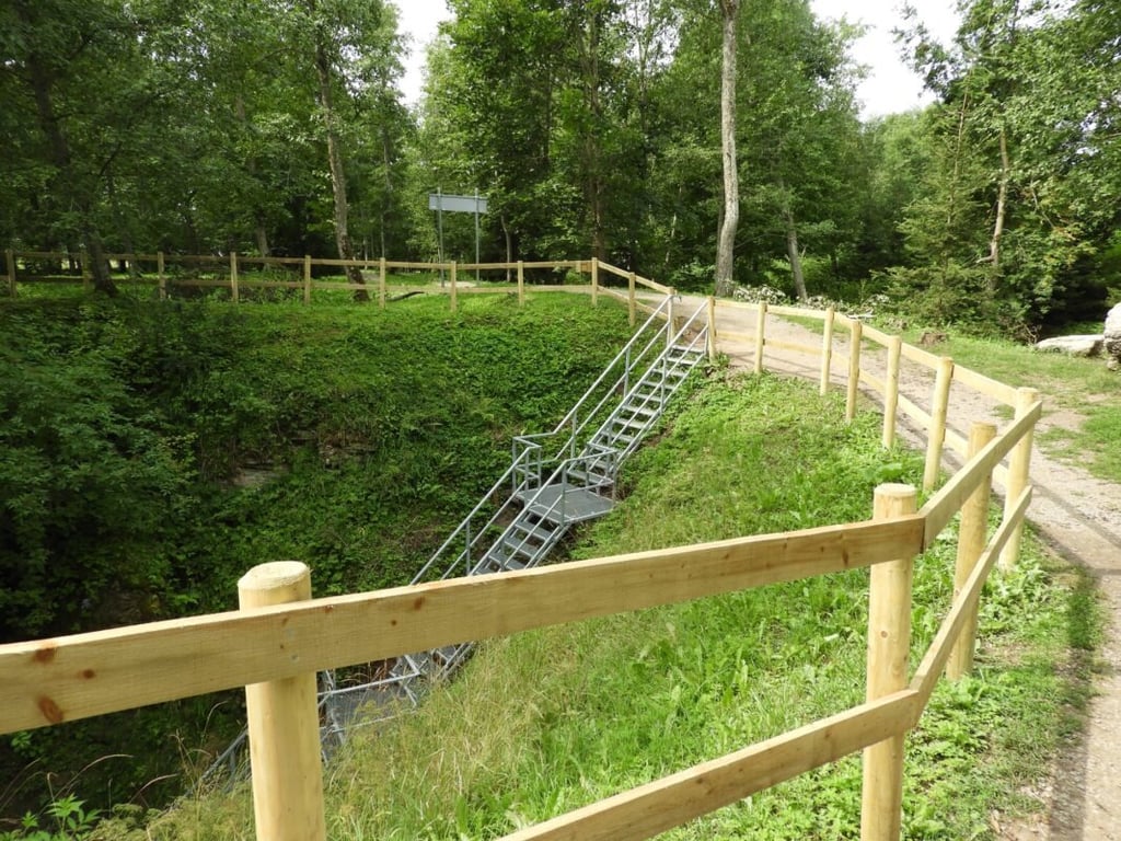 Karvės ola, karstinė įgriuva, Biržai