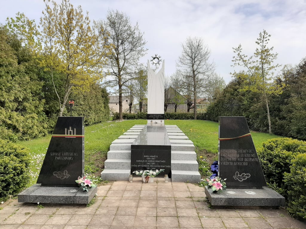 Memorialas Papilio krašto partizanams ir tremtiniams, Lietuvos partizanų kapas