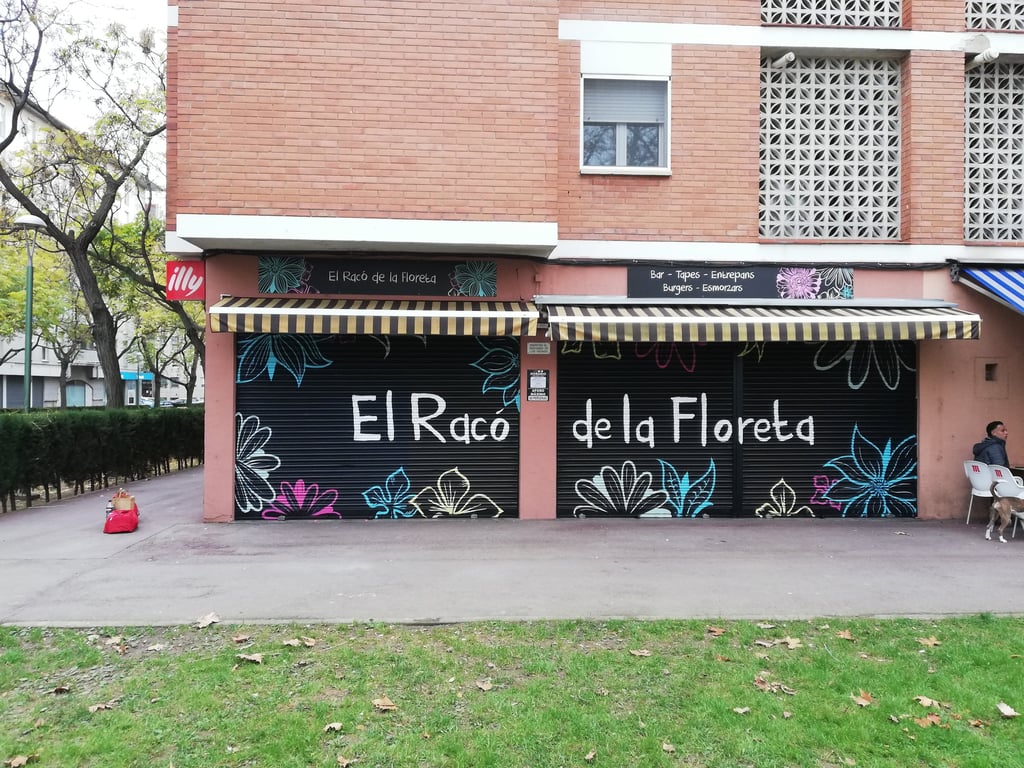 graffiti en cierre metálico de supermercado publicidad pintura decorativa