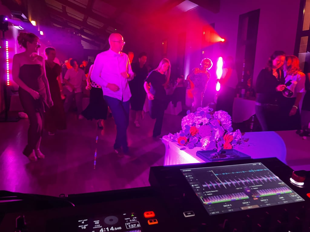 Danse du public lors d'un mariage en petit comité dans le var