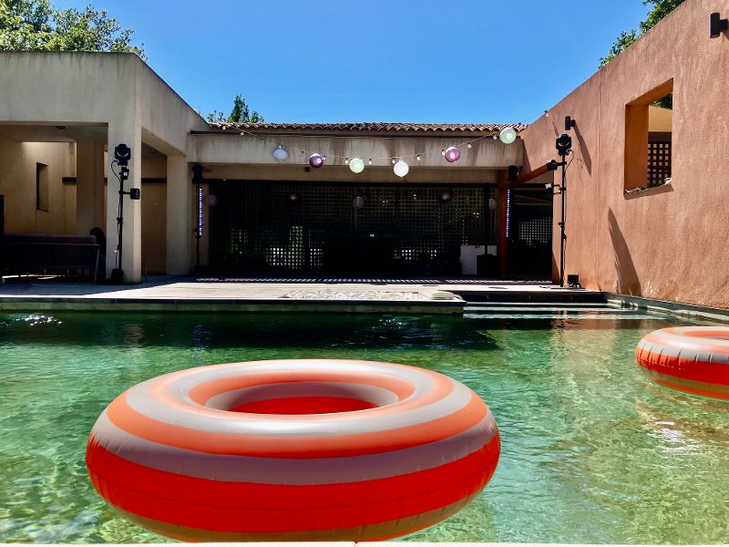 Photo d'une installation DJ complète en bord de piscine pour un mariage dans une villa dans le var