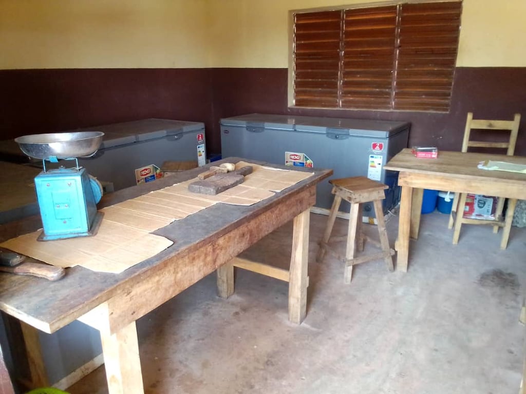 Atelier où sont stockés les poissons de la poissonnerie et table où ils sont découpés