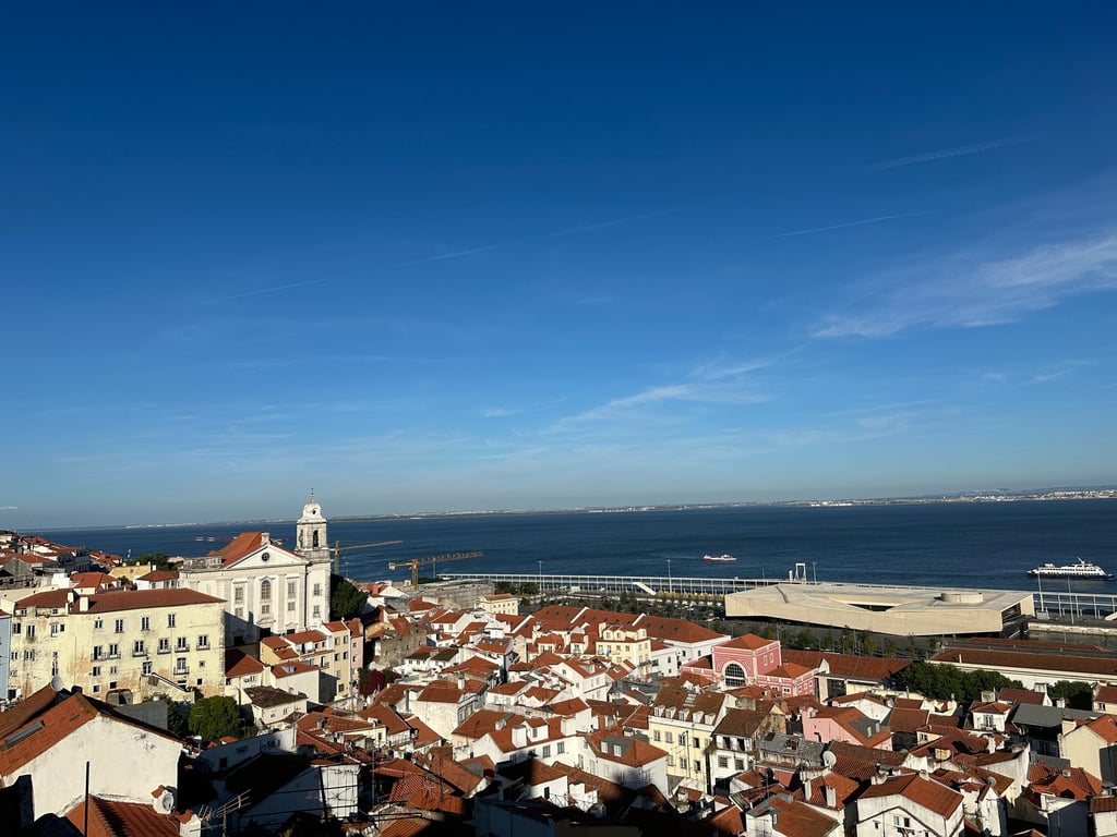 Vista do alto da cidade, vários telhados das casas e o Rio Tejo ao fundo