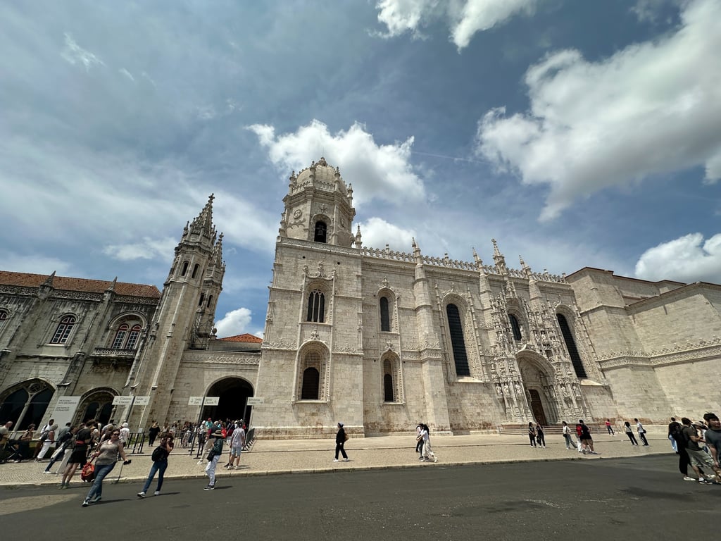 Construção grandiosa com pedras e esculturas