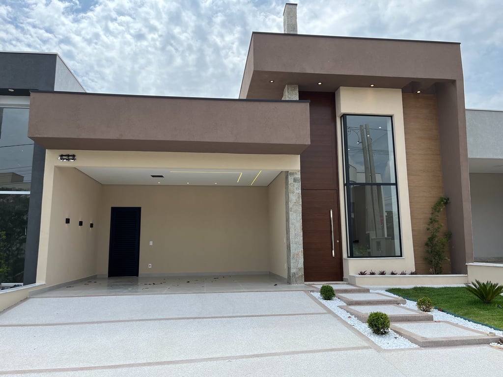 Fachada de residência moderna com garagem coberta e projeto estrutural compatibilizado.