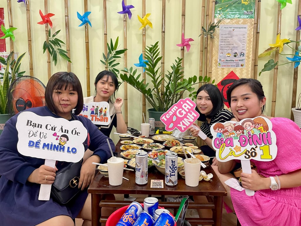 Khách dễ thương tại Ốc Dì Toàn nè