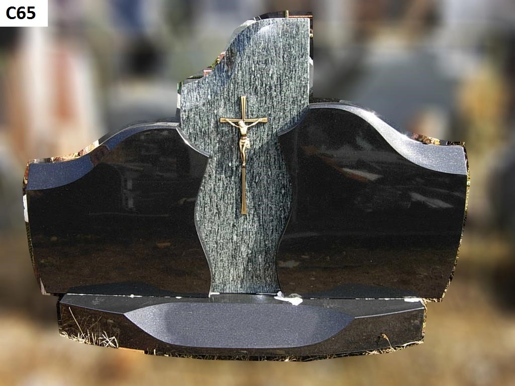 trijų dalių paminklas su žaliu akmeniu