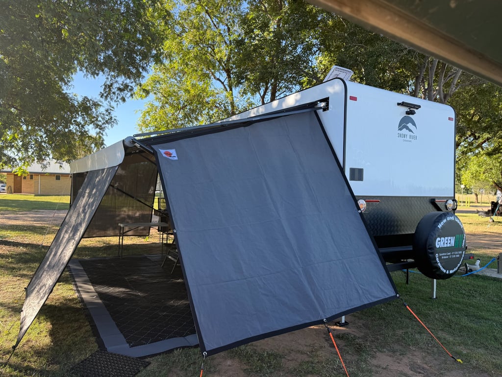 Caravan privacy screen with UV-rated shade cloth and reinforced edges – sleek dark grey finish